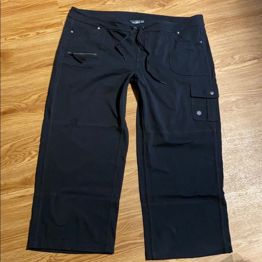 Athleta Yoga hiking athletic Capri pants nwot